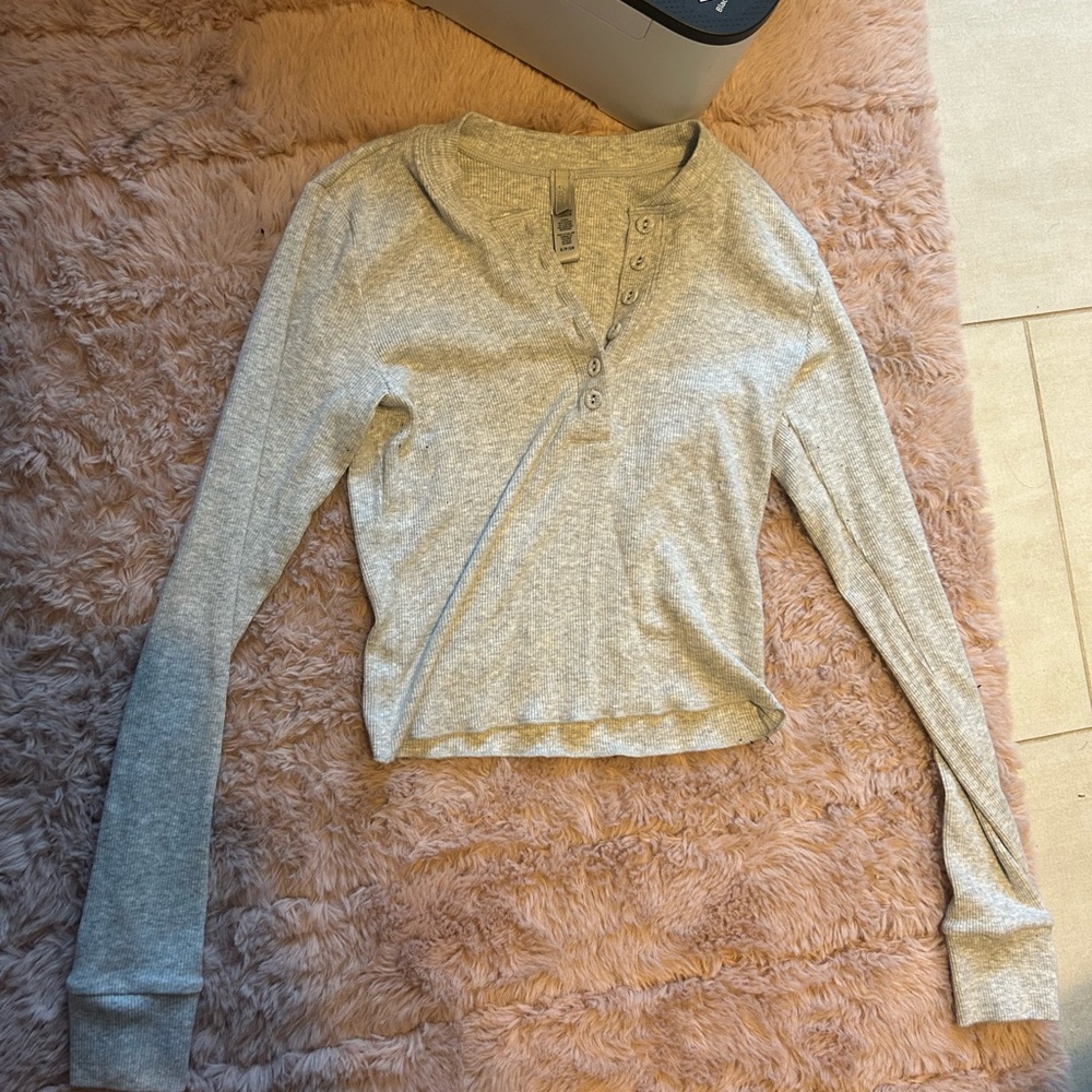 SKIMS Heather Gray Long Sleeve Henley Top